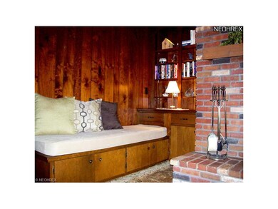 Cozy area for overnight guests or reading nook. Lo