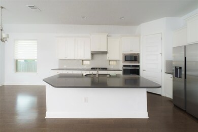 Kitchen with appliances with stainless steel fini