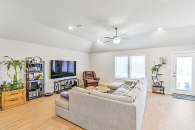 8522 Jetty Glen Dr - Living Room