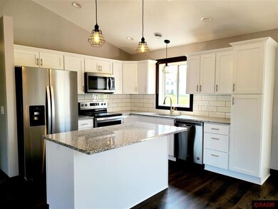 Listing pictures of a previous model. Not all fini