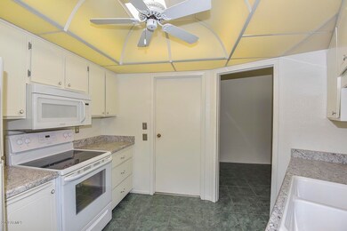11025 W Topaz Dr, Sun City, AZ 85351 - photo 6