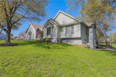 609 Finch St, Raymore, MO 64083 - photo 3