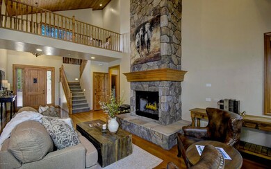 _D2X1878-Living Room-16-