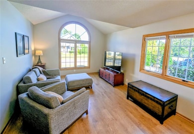 1215 Prairieview Dr NE, Cedar Rapids, IA 52402 - photo 3