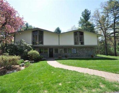 45 Stonehedge Rd, Lincoln, MA 01773 - photo 2