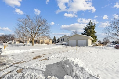 1904 Prairie St, Grinnell, IA 50112 - photo 2