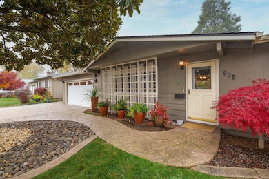 905 Comet Ave, Central Point, OR 97502 - photo 2