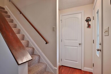 Foyer w/ coat closet