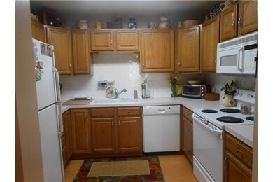 Kitchen. Nice Workspace, Appliances included!