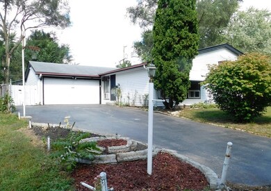 1728 Queens Ct, Carpentersville, IL 60110 - photo 2