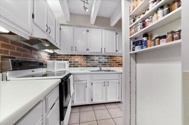 51 29th Avenue Dr SW unit D14, Cedar Rapids, IA 52404 - photo 4