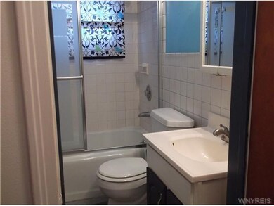 Bathroom FULL BATH, Ist FLOOR