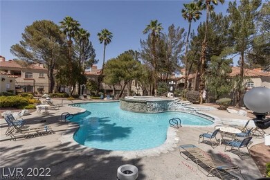 LOOKS LIKE A RESORT, BEAUTIFUL POOL & LOUNGES