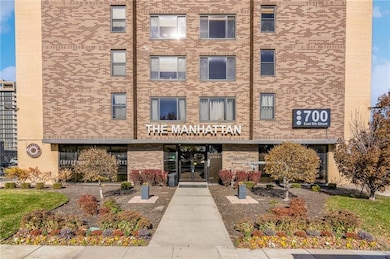 The Manhattan unit 10J, Kansas City, MO 64106 - photo 4