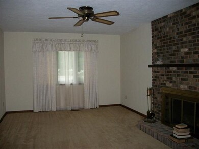 530 Southgate St, Lincoln, IL 62656 - photo 2