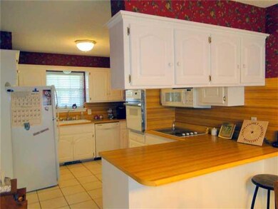 Kitchen. Built in oven and stove, microwave, dishw