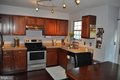 9825 Sherwood Farm Rd, Owings Mills, MD 21117 - photo 2