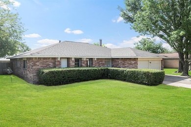 A row of hedges line the home making for great cur