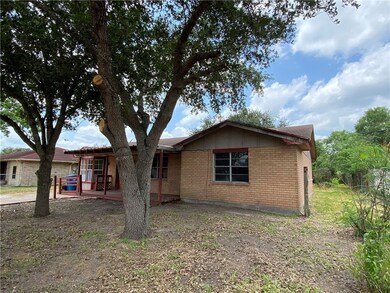 904 W Walton St, Beeville, TX 78102 - photo 3