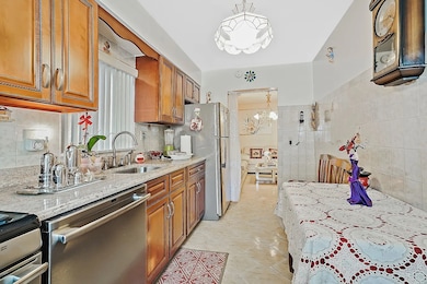 61-11 69th Place unit 1, Flushing, NY 11379 - photo 6