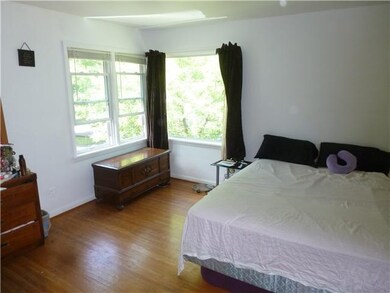 Bedroom Large bedroom with tons of light shining t