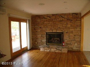 112 Hemlock Point Ct, Hawley, PA 18428 - photo 3
