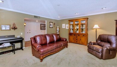 18024 N Desert Glen Dr-large-005-1-Livin