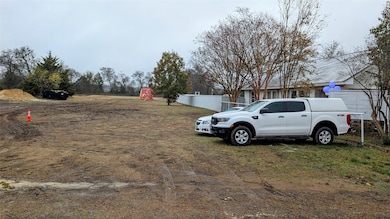 414 E Locust St, Whitewright, TX 75491 - photo 2