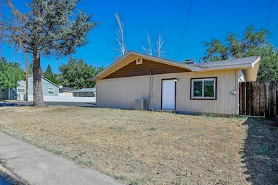 210 Sherman St, Yreka, CA 96097 - photo 7