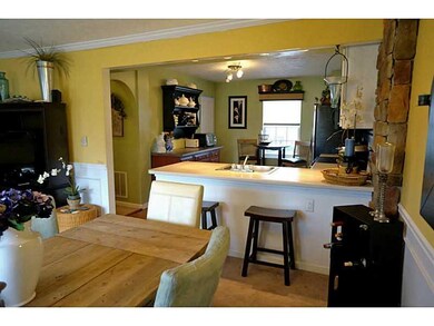 Dining Room. Space for breakfast