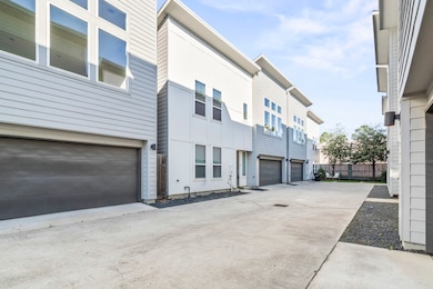 2210 Lou Ellen Ln unit E, Houston, TX 77018 - photo 2