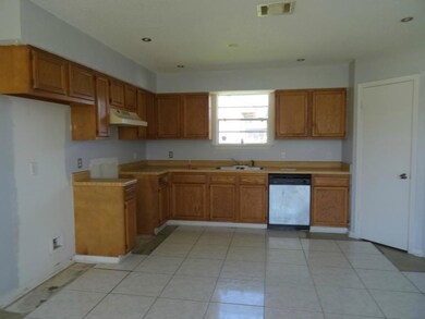 2741 Bayou Lours Ct, Marrero, LA 70072 - photo 2