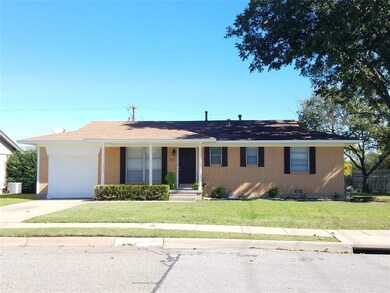 1213 S Ridgeway Dr, Cleburne, TX 76033 - photo 2