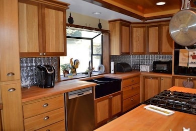 1748 NW Crescent Dr, Grants Pass, OR 97526 - photo 7