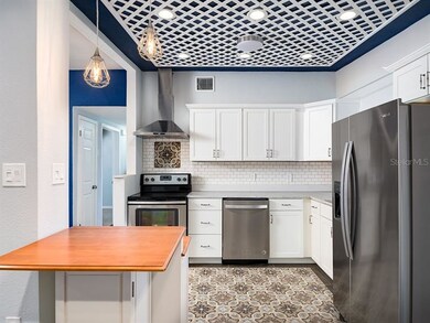 Additional snack bar and counter space. Grab a qui