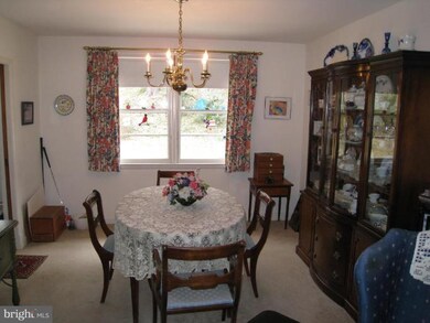 6714 Collinsdale Rd, Parkville, MD 21234 - photo 7