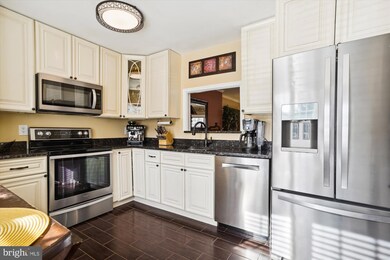 10202 Roberts Common Ln, Burke, VA 22015 - photo 4