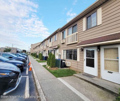 181 Lamped Loop unit 43, Staten Island, NY 10314 - photo 2
