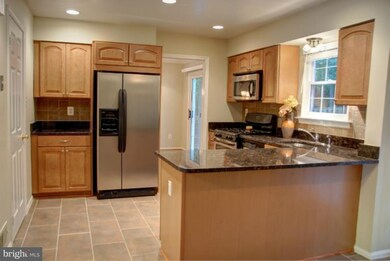 10125 Schoolhouse Woods Ct, Burke, VA 22015 - photo 3