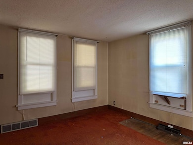 811 Pershing Blvd, Clinton, IA 52732 - photo 4