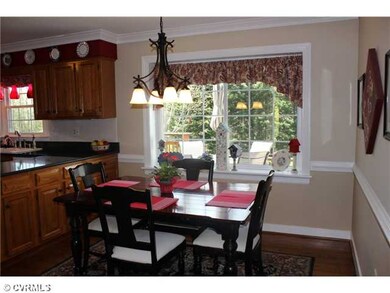 Kitchen - Great two-member crown and chair molding