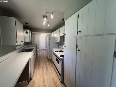 1725 SW Hicrest Ave, Portland, OR 97225 - photo 4