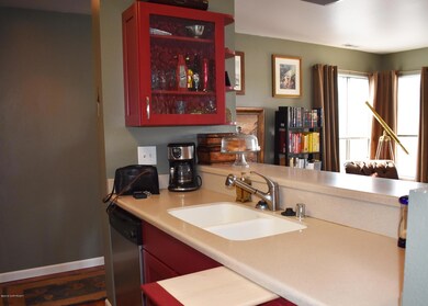 Kitchen w/built in cutting board