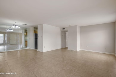 6-web-or-mls-701 S College 118-6