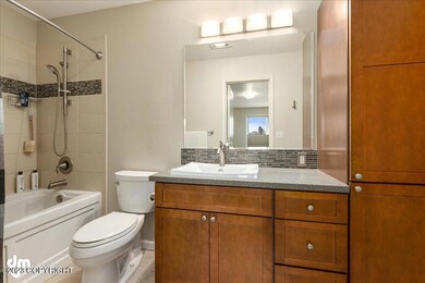 20-Primary Bath 20230414-DW-6404