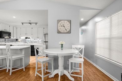 8-web-or-mls-17462-front-beach-rd-73-d