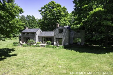 35-web-or-mls-4489-lakeshore-ave