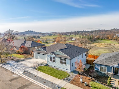 403 N Deanjou Ave, Eagle Point, OR 97524 - photo 2