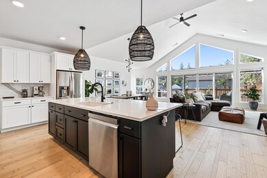 585 S Loop Rd, Jacksonville, OR 97530 - photo 6