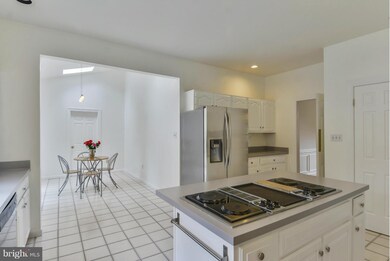 5832 Mossrock Dr, Rockville, MD 20852 - photo 4